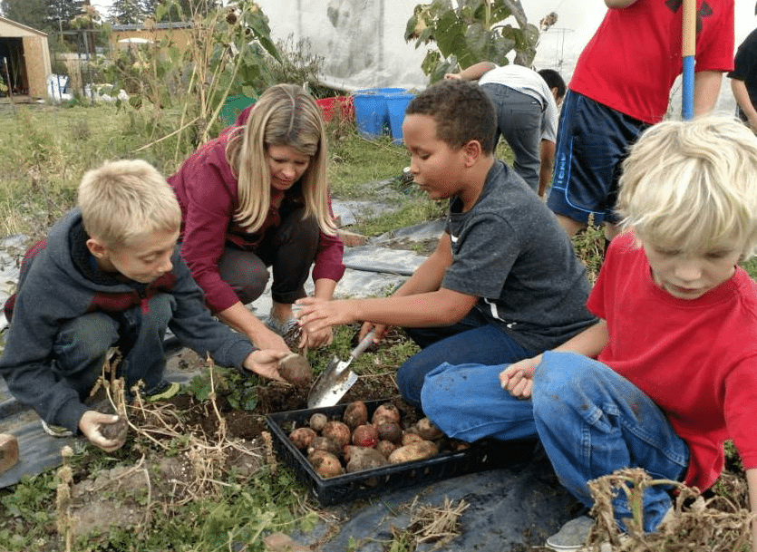 Garden-based lessons support farms, academics in Oregon school